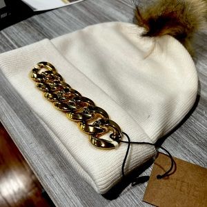 Women’s Cream Pop-Pomp Steve Madden beanie!